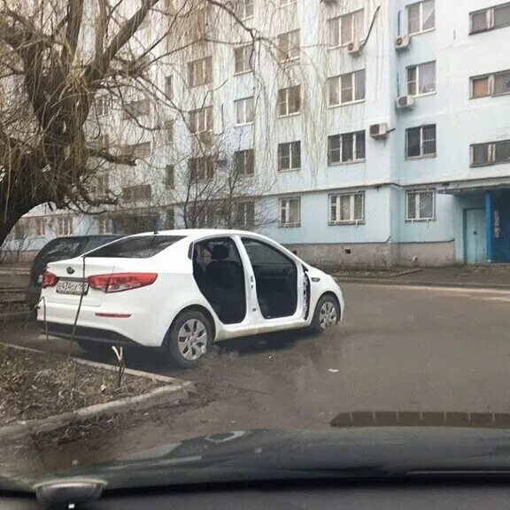 Разобранная машина во дворе. Киа Рио во дворе. Разобрали машину на улице. Украли двор