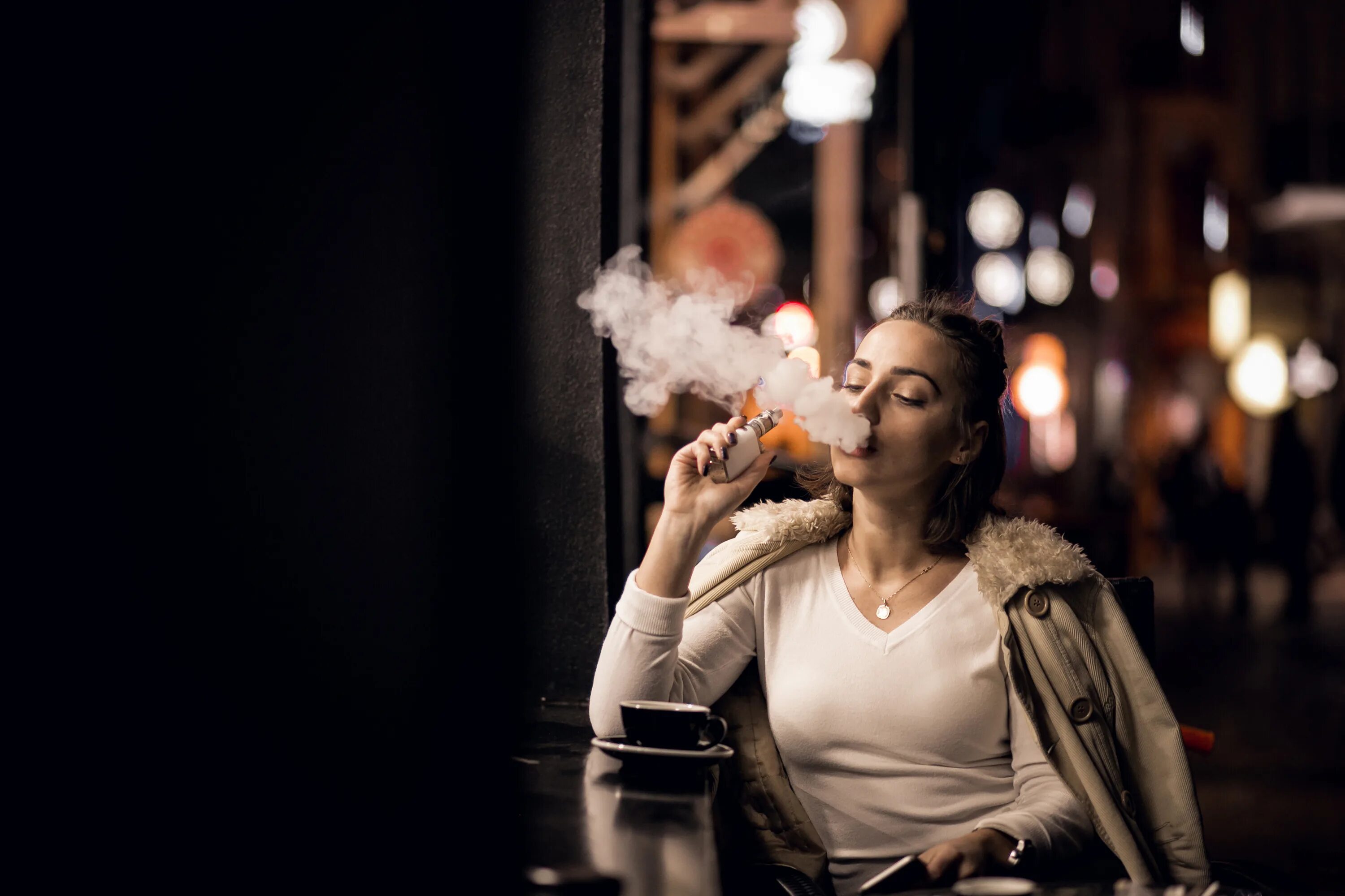 Девушка курит. Курящая девушка. Девушка с сигарой. Девушка с сигаретой в городе. Пить и курить слушать