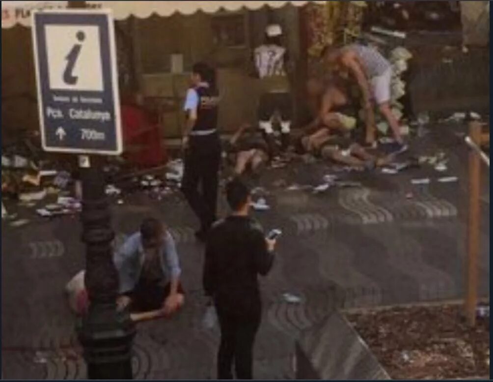 Мотоциклист заехал в толпу феминисток. Террористы Каталонии. Теракт 1 сентября Барселона. Теракт в Барселоне на Рамбле.