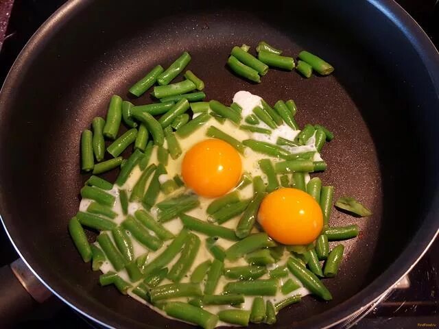 шакшука со стручковой фасолью. яичница со спаржевая фасоль. яичница с фасолью стручковой. стручковая фасоль в омлете. стручковая фасоль в омлете.