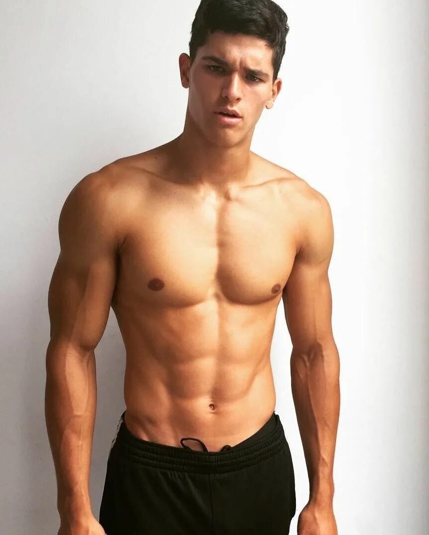 Фигура парня. Model Trevor Signorino. Тело мужчины. Стройное мужское тело. Спортивное мужское тело.