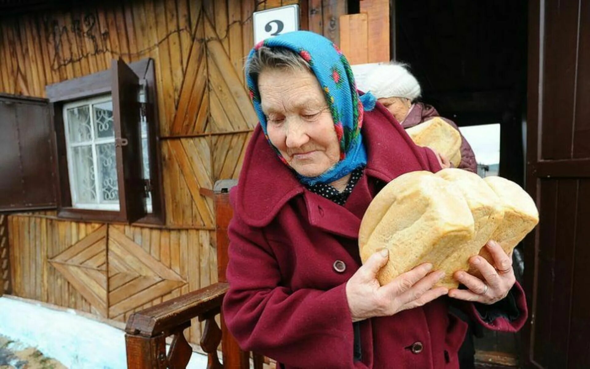 Бабушку не купишь в магазине. Бабушка с хлебом в магазине. Прикольные демотиваторы про семью. Уральские бабки и диван. Пенсионер у банкомата.