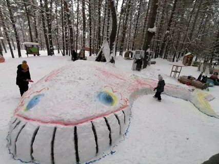 Гусеница из снега в детском