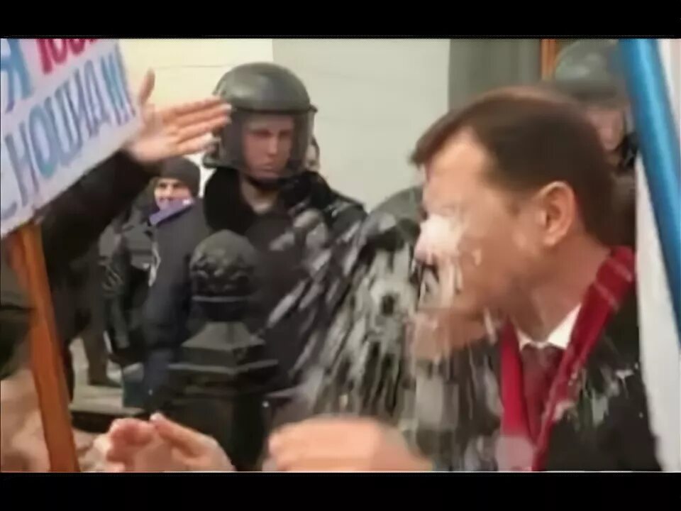 Лицо боксера в момент удара. Баба получает по заслугам. Ляшко бьют по морде. Лев против на грузинской границе. Получил по морде видео.