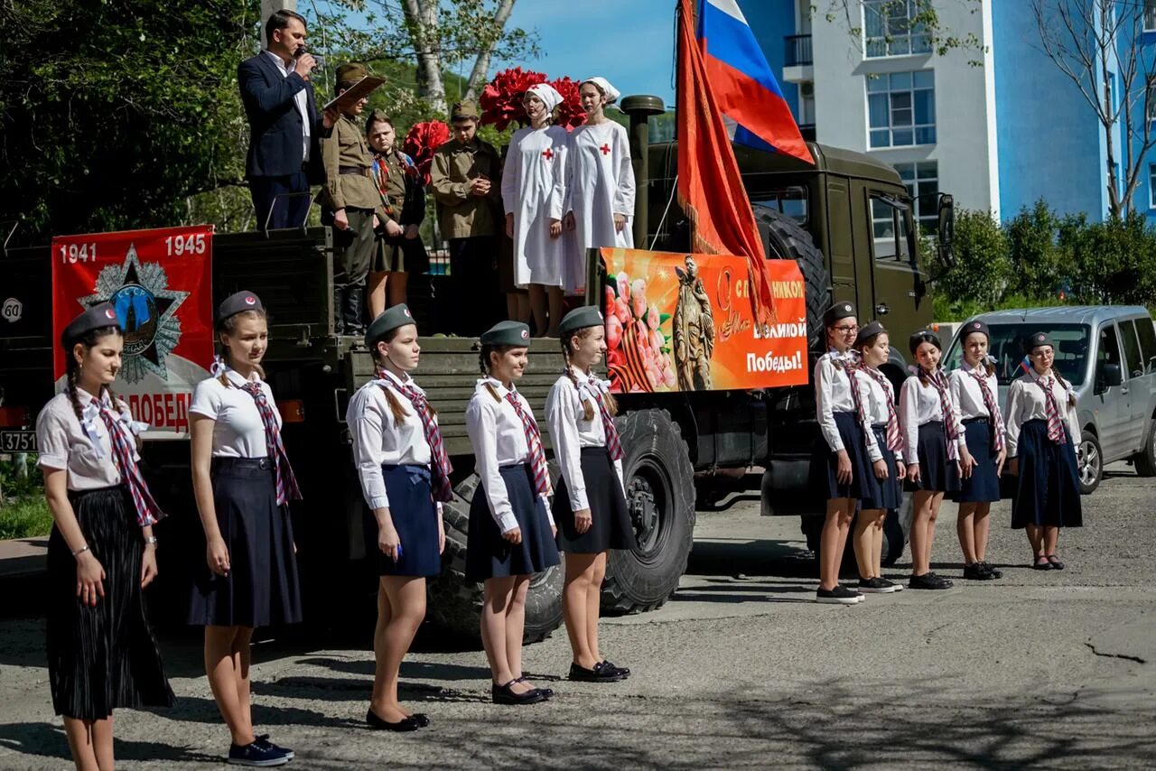 Снял парад. Парад Победы в Сочи. Парад 9 мая Сочи. Торжественный парад. День Победы Новороссийск.