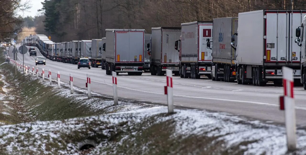 Очередь фур на границе белоруссии с литвой. Очередь фур на границе белоруссии с литвой. Очередь на границе. Очереди на литовской границе. Очередь белоруссии.