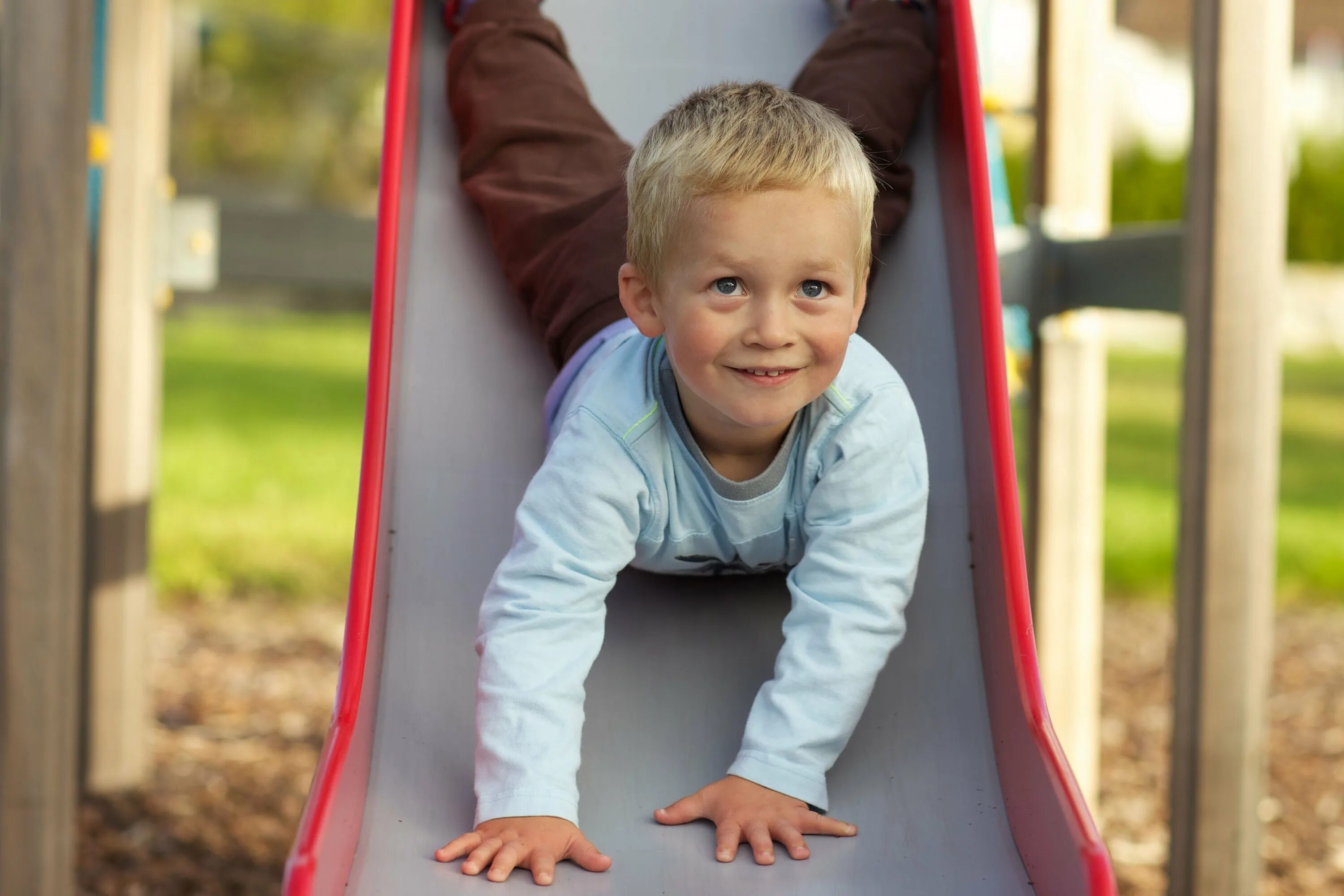 Маленьким здесь. Красивый голубоглазый малыш. Саша данилов. Классный малыш. Фотосессия на детской площадке.