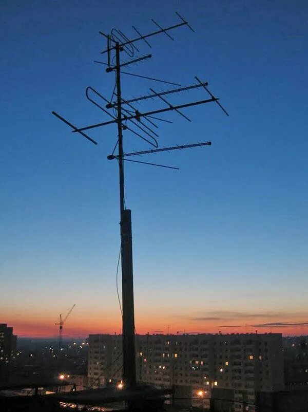 Не работает телевизионная антенна. Антенна на крыше. Телевизионная антенна на крыше. Старая антенна. Коллективная антенна.