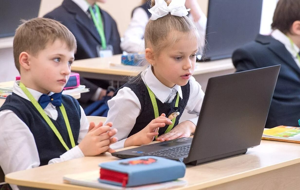 ученики в школе. школы будут учиться в сентябре. дети в гимназии. европейские ученики школы. дистант в школах 2021.