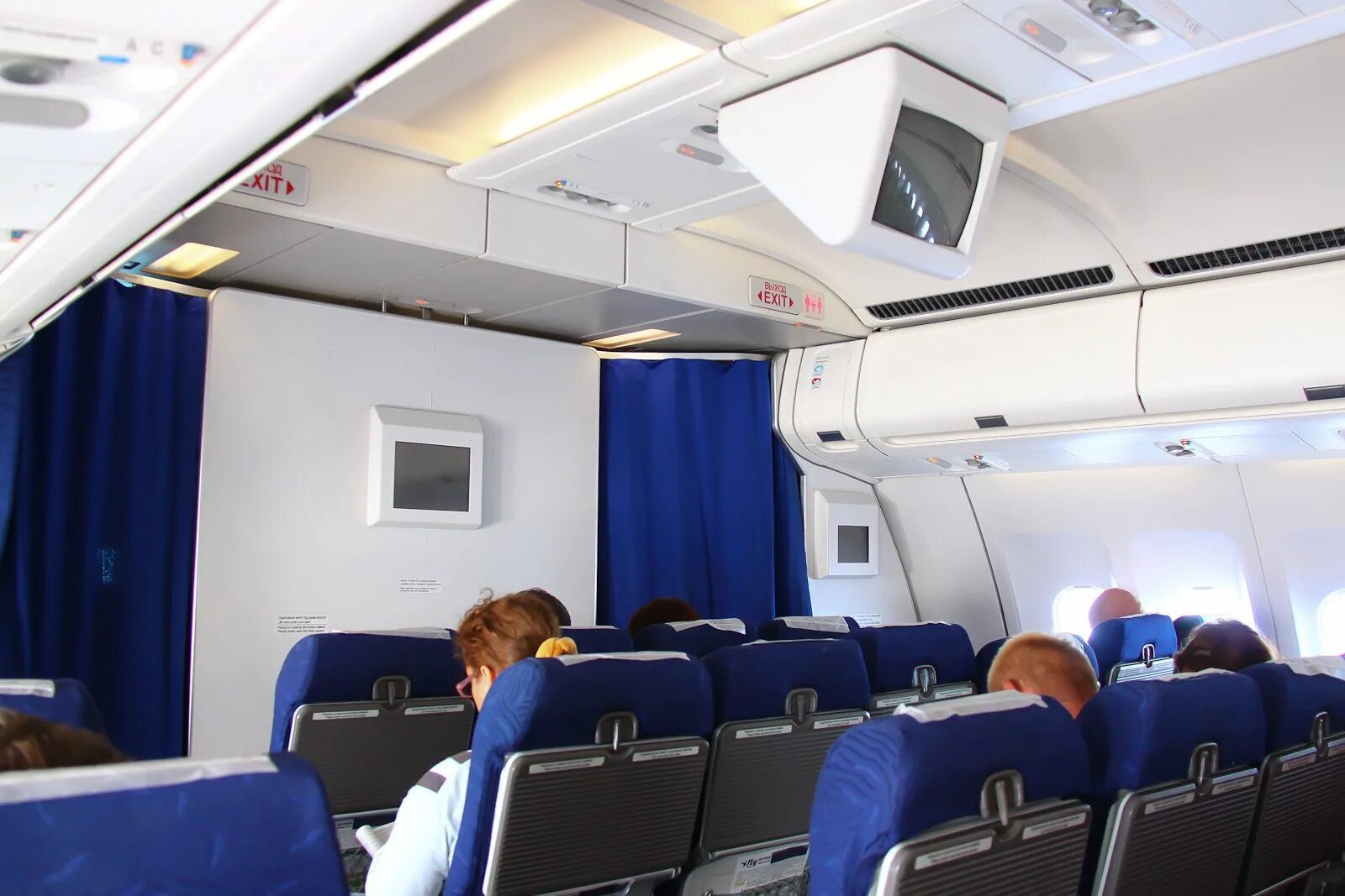 Салон самолета а 330. Аэробус а330-300 салон. а330-300 ай флай. аэробус а 330 салон. а330-300 i fly салон.