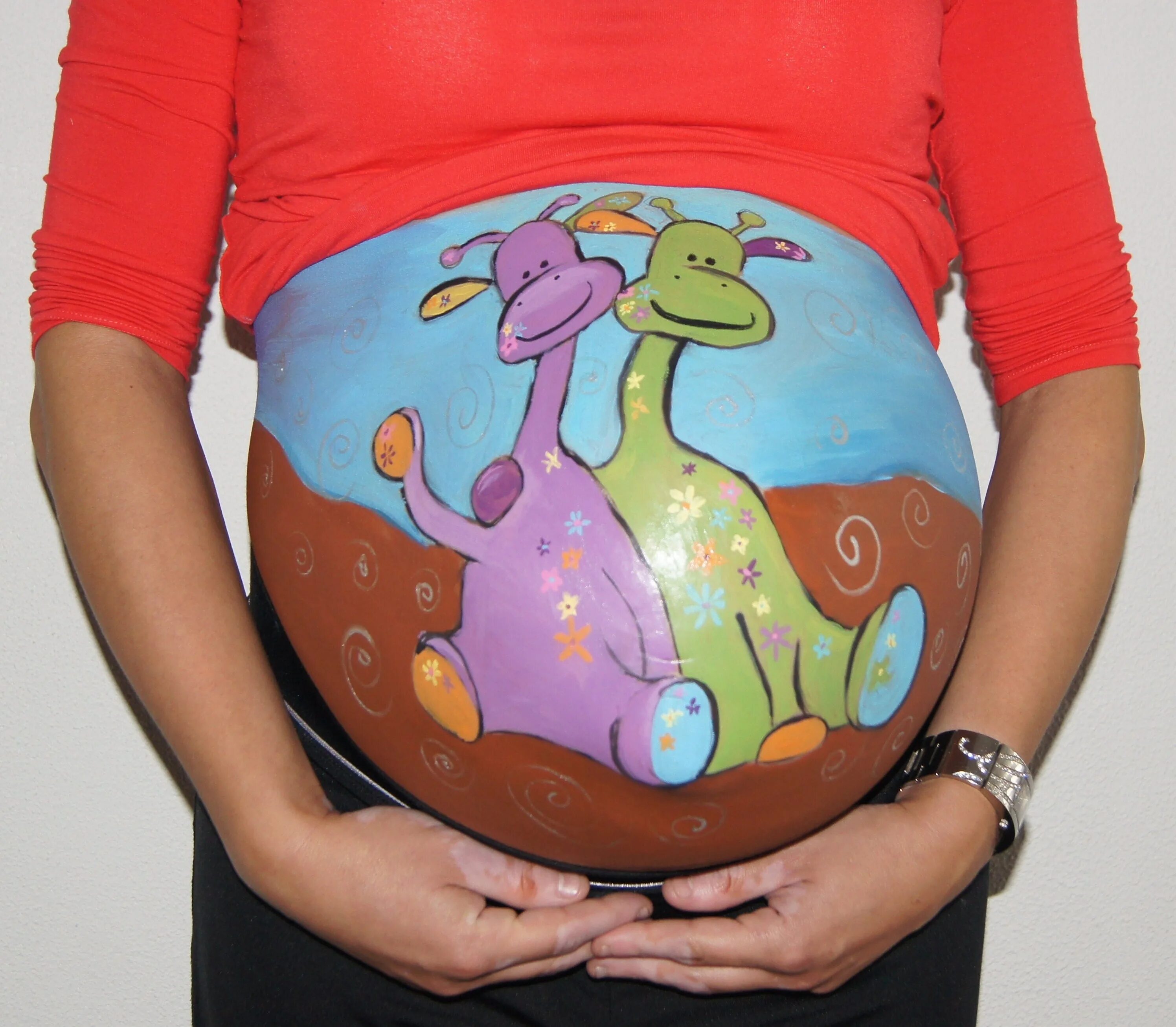 Музыка для малышей в животике. Рисунки на беременном животе. Рисунки на животе у беременных. Животы беременных двойней.