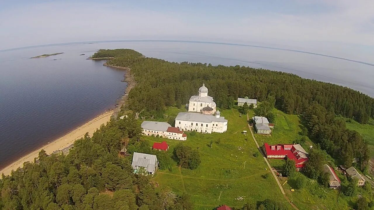 Кий остров онега. Онега Архангельская область кий остров. Крестный монастырь на кий-острове на белом море. Онега белое море кий остров.