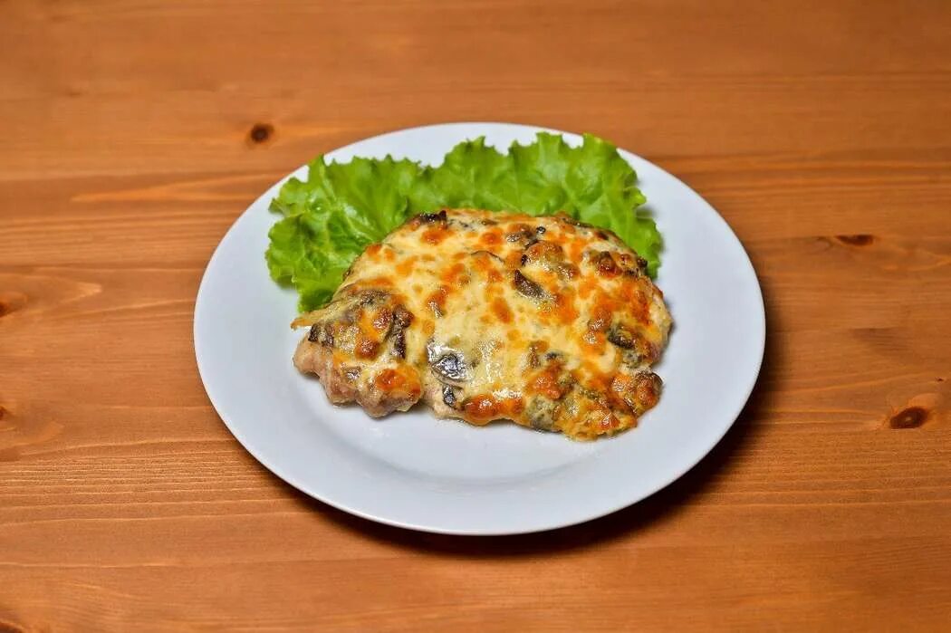Свиные отбивные под. Отбивные из свинины с грибами и сыром. свинина запеченная с грибами. куриная отбивная с грибами. свинина с грибами и сыром.