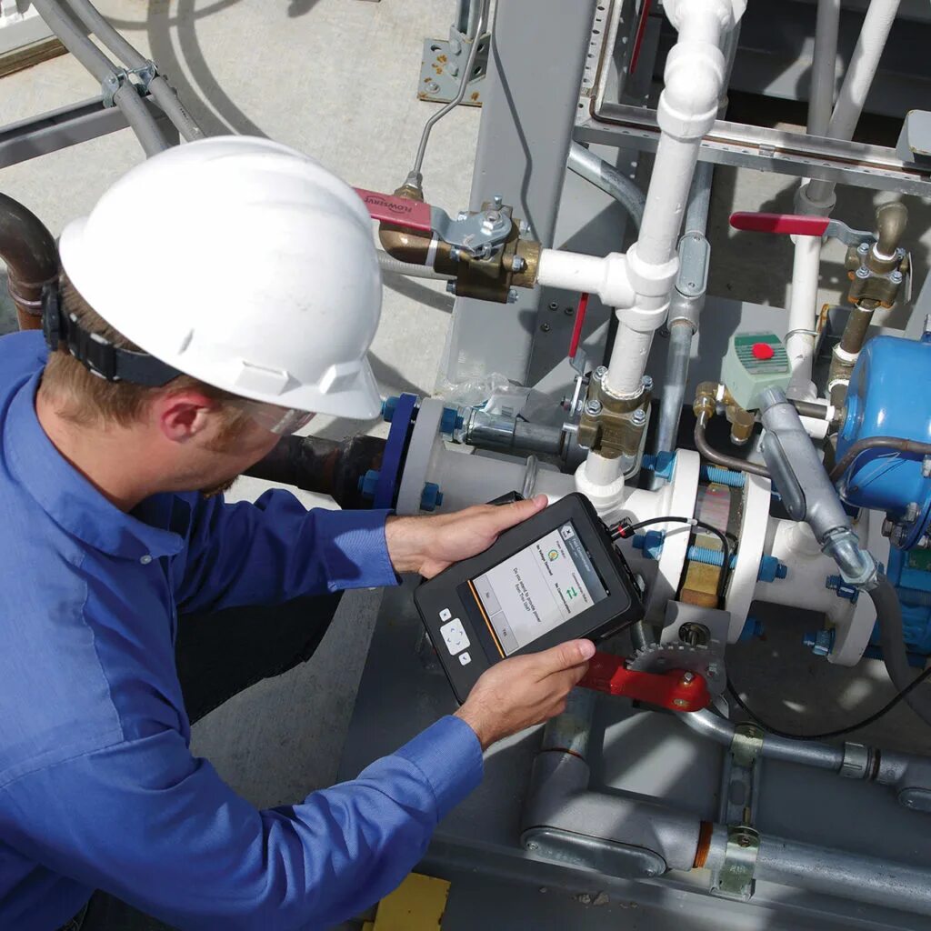 Инструмент и запчасти для слесаря тепловых сетей. Слесарь по обслуживанию тепловых сетей. Сантехник слесарь тепловых сетей. Слесарь по ремонту оборудования котельных. Слесарь по обслуживанию тепловых сетей.