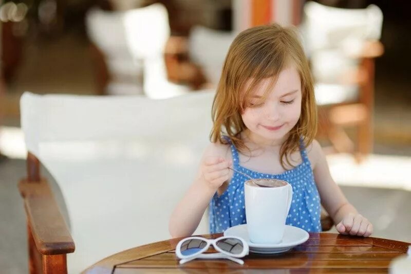 Кофе детям можно давать. Ребенок с чашкой кофе. Ребенок пьет кофе. Чашка для детей. Кружка «ребенок».