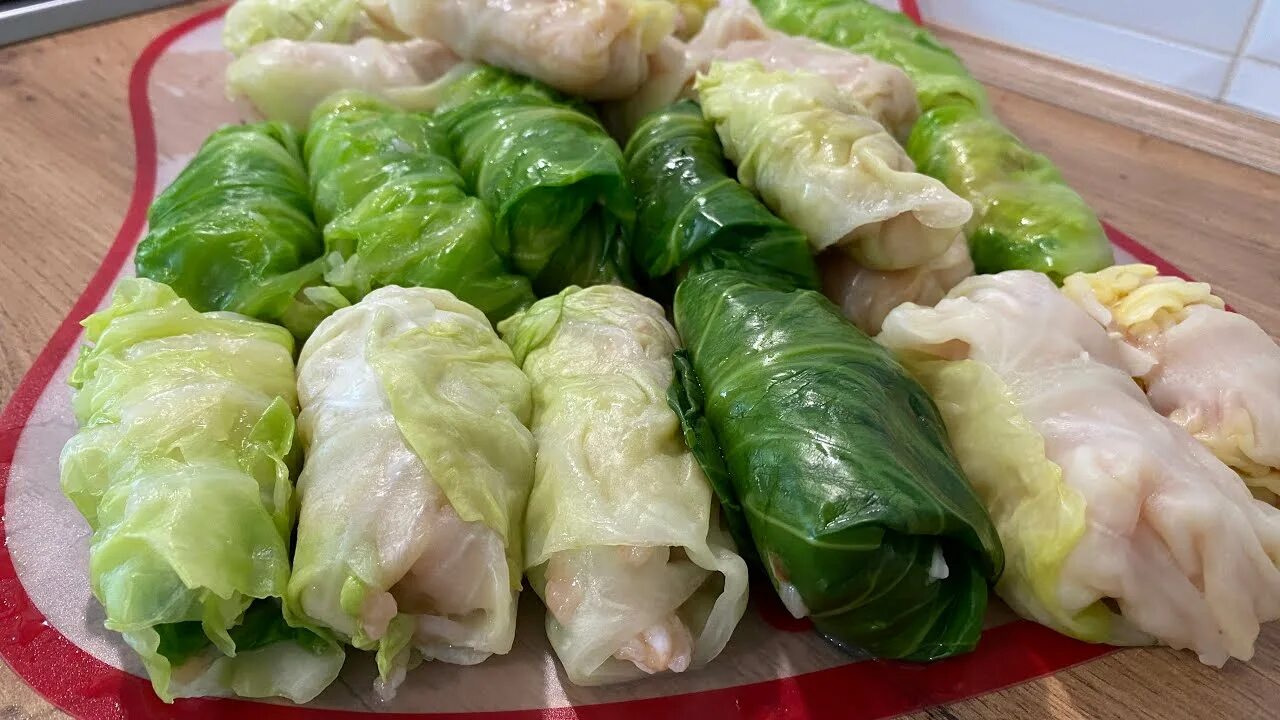 Голубцы с молодой капустой рисом и фаршем. Голубцы из молодой капусты. голубцы на белом. голубцы с молодой капусты пошаговый рецепт с фото.