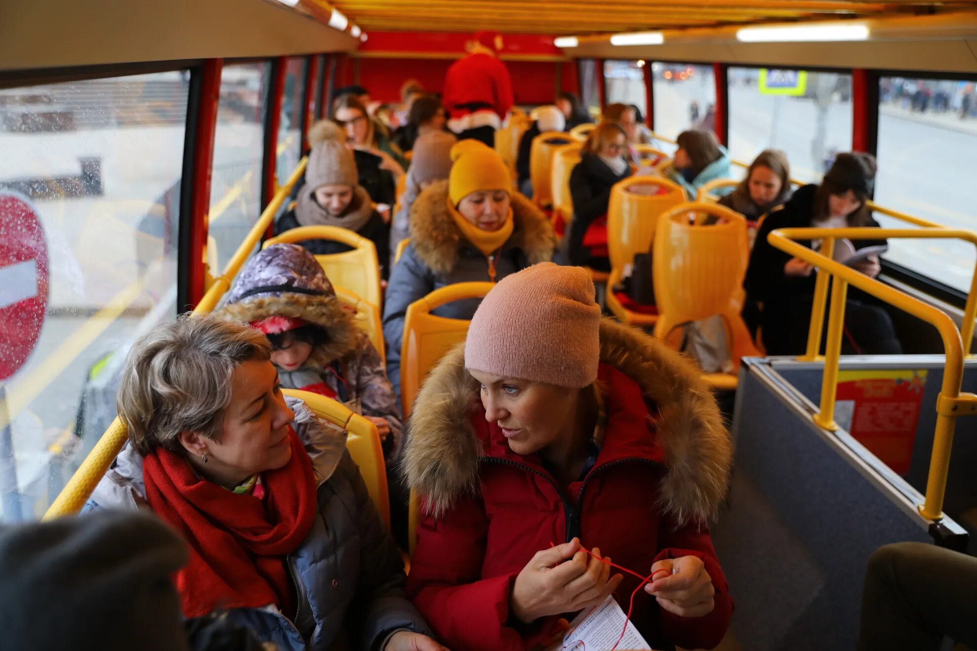 Обзорная экскурсия на автобусе Нижний Новгород. Люди в автобусе зимой. Экскурсия на Нижегородском автобусе. Пассажиры в автобусе зимой. Экскурсионные автобусы нижний