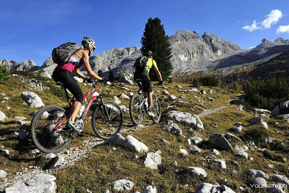 Велосипед едет в гору. Велосипед горный Mountain Bike. Велоспорт маунтинбайк. Горный велосипед в горах. На велосипеде по горам.