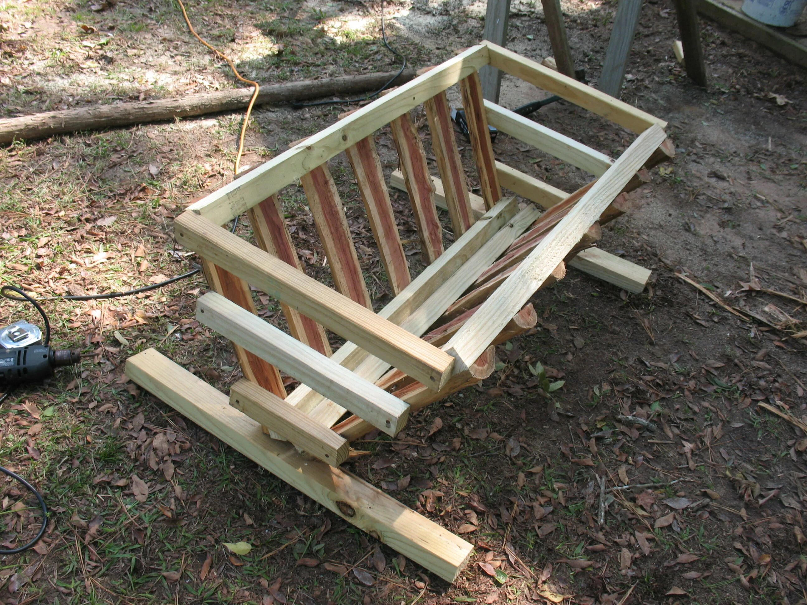 Кормушка для коз под сено чертеж. Кормушка ясли для коз. Ясли для коз для сена. Кормушка сенник для коз. Как сделать ясли.