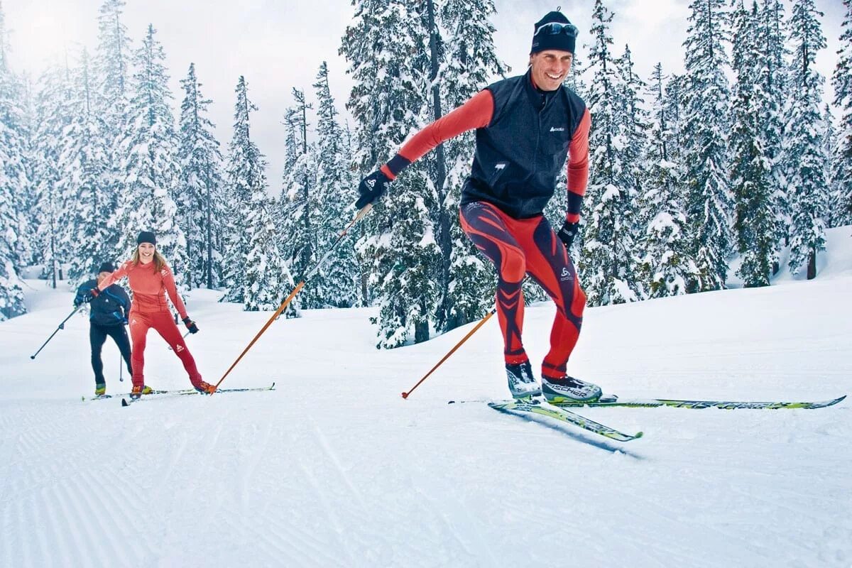 Skiing cross country skis. Лыжи Сумит Фишер. Лыжник беговые лыжи. Катание на беговых лыжах. Катается на лыжах беговых.
