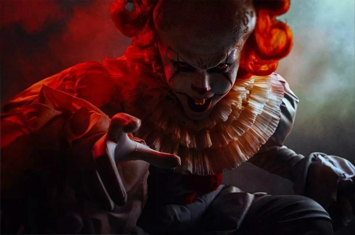 Пеннивайз 1990 стивен кинг. Pennywise clown. Pennywise clown. Билл скарсгард оно клоун. Пеннивайз 1990.