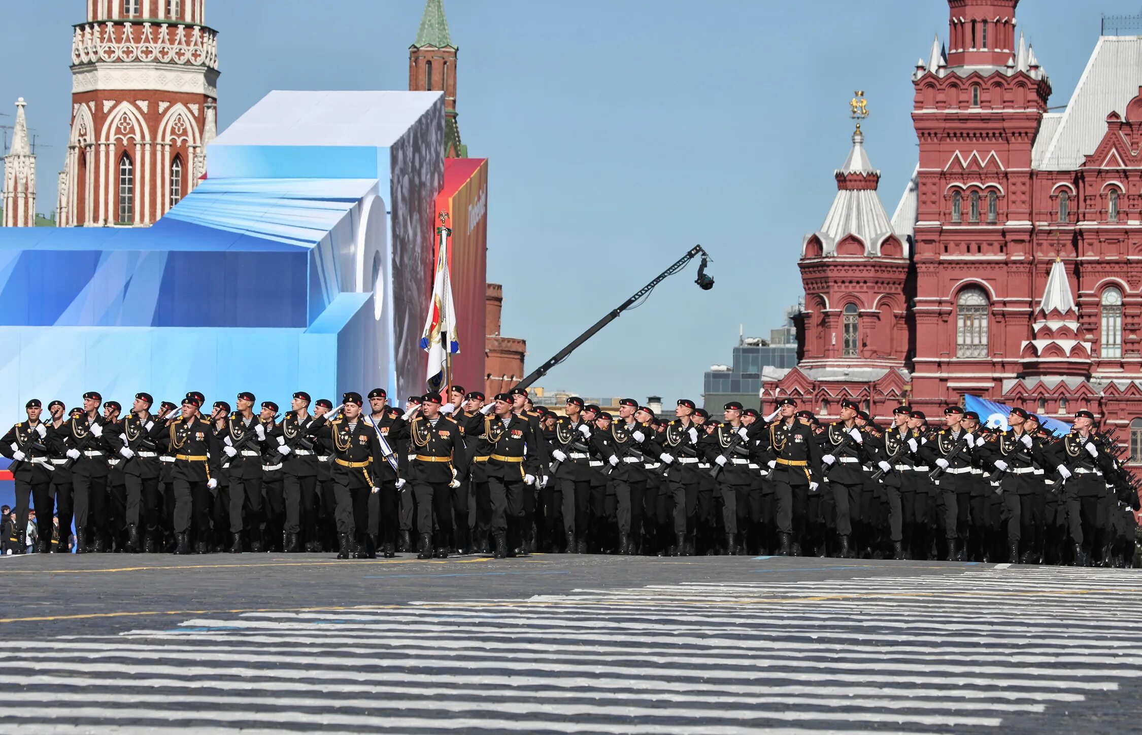 Какова парад. Парад Победы в Киеве 2010. Парад Победы 2013 в Москве морская пехота. Парад Победы в Москве. Парад Победы 2014 года на красной площади.