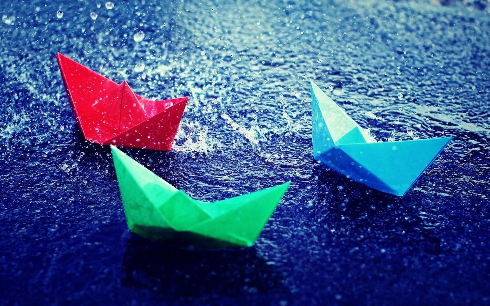 Кораблик из бумаги я по ручью пустил. Бумажный кораблик. Разноцветные бумажные кораблики. Бумажный кораблик на воде. Оригами фон.