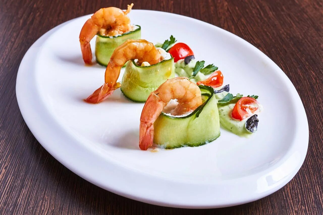 блюдо закуска из морепродуктов. закуски из рыбы и морепродуктов. блюдо закуска из морепродуктов. закуски из морепродуктов. морские закуски.