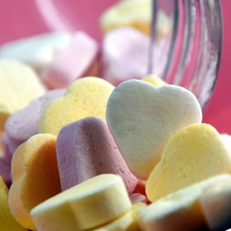 Люблю сладенькое!. Сладости с клубникой. Девушка со сладостями. Sweets photo. Розовый десерт.