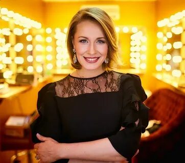 U tun boyi ogzida sik ushlab turdi