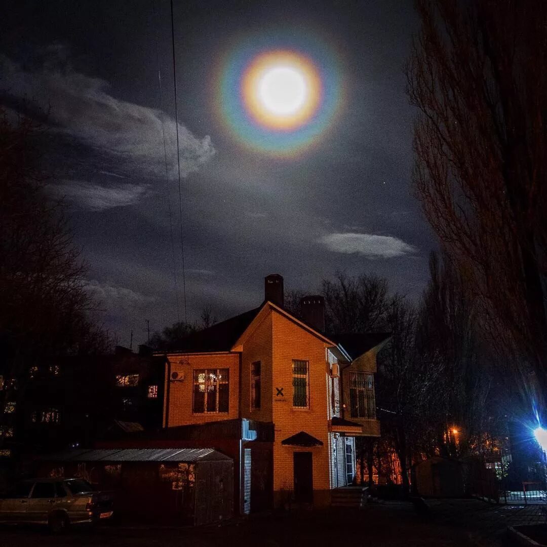 Свечение вокруг луны. Гало вокруг луны. Гало 22-градусный круг. Эффект гало луна. Свечение вокруг луны.