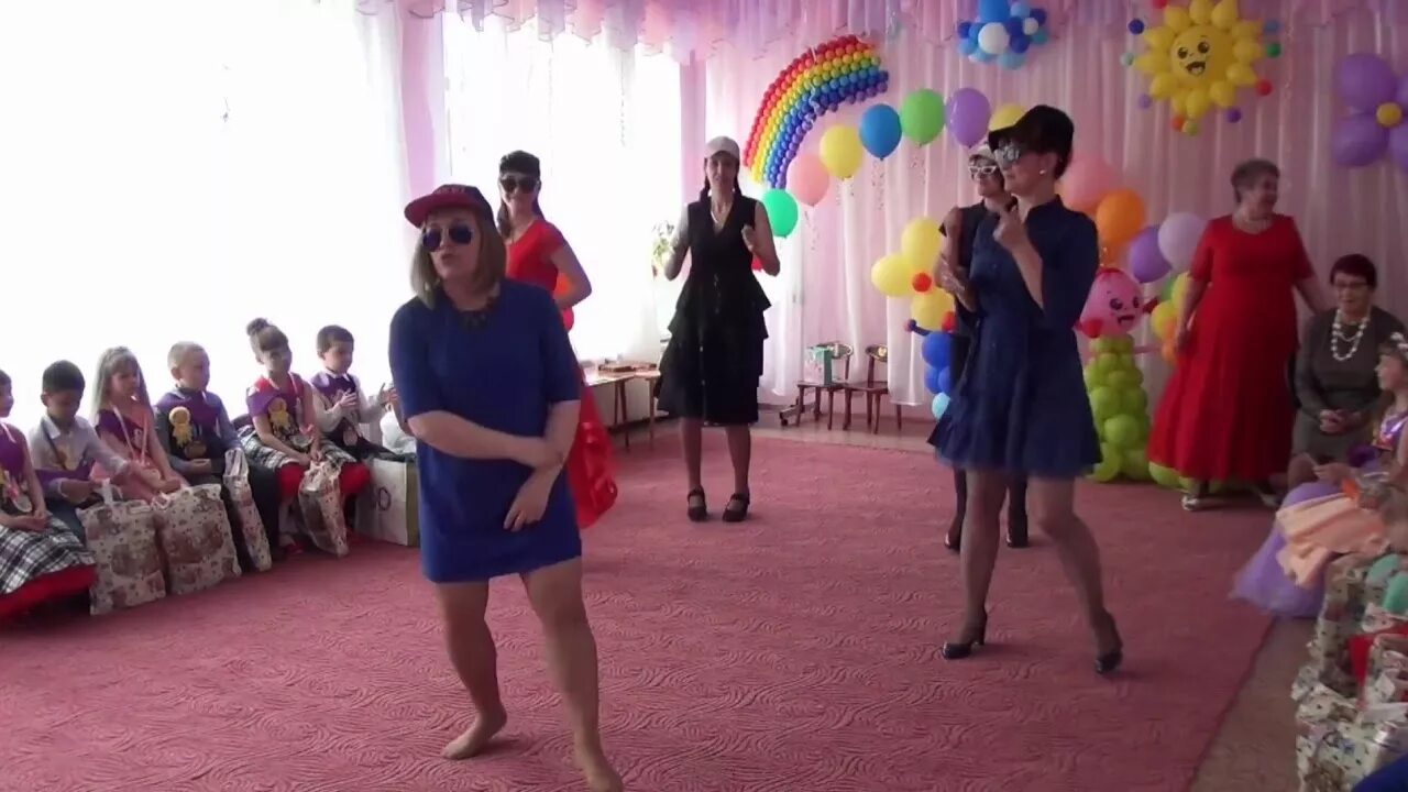 Выступление родителей на выпускном в детском саду. Детский сад 24 ачинск. танец родителей на выпускной. выступление от родителей на выпускной в детском саду танец.