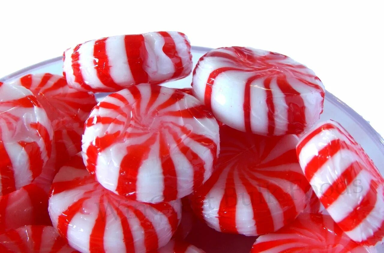 Надо карамелька. Peppermint Candy конфеты. Peppermint Candy Эстетика. Карамелька Клубничная в полоску. Клубника в карамели.