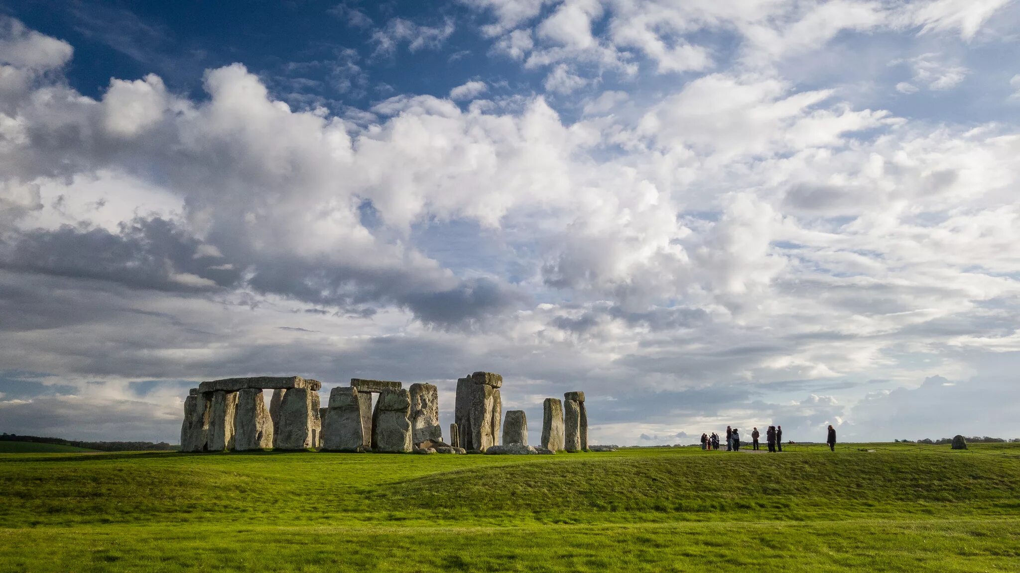 World s best known. Стоунхендж. Stonehenge Wiltshire. Уилтшир холмы. Стоунхендж Минимализм.