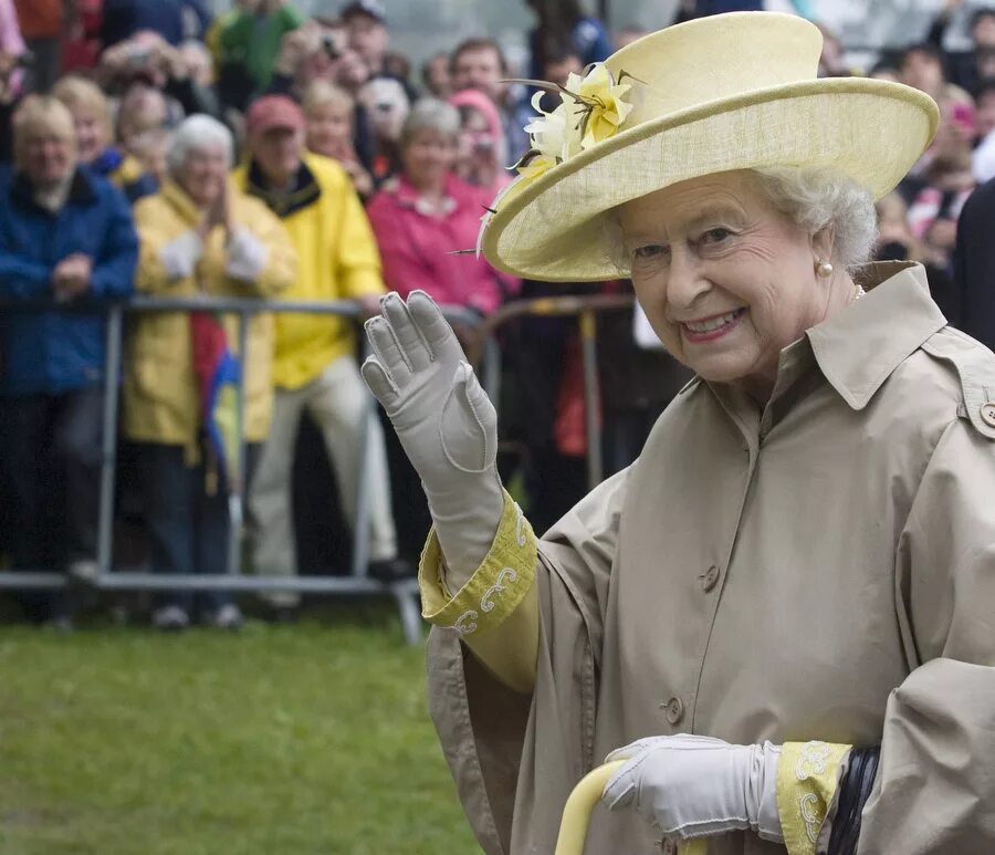 елизавета ii елизавета александра мария. фильм ход королевы. александр васильев историк моды модный приговор. первый канал королевы. королева красоты сериал кадры.