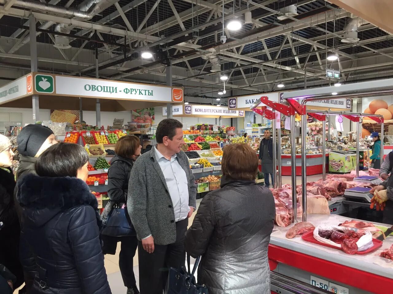 Рынок екатеринбург продуктовый. Продуктовый рынок екатеринбург. Продуктовый рынок екатеринбург. Нерусские на рынке. Кировский рынок екатеринбург.