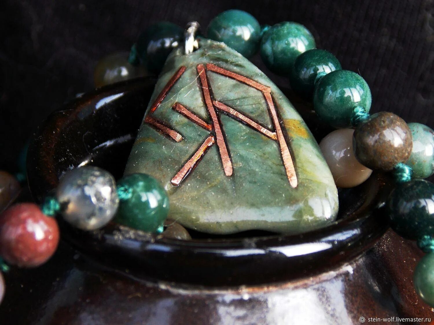 Талисман бусина дзи. Камень удачи. Мощный камень. Камень удачи. Камень девы.