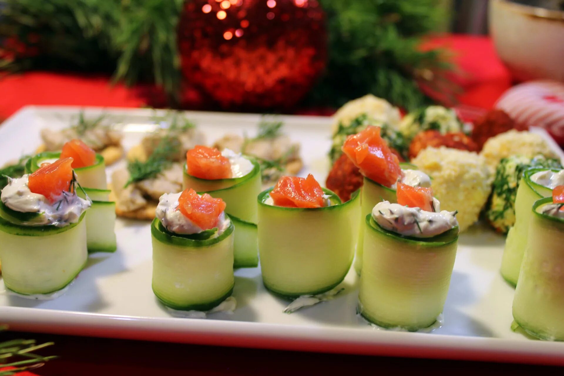 Закуски на шпажках с красной рыбой. Канапе с лососем и огурцом. Закуска огурец с красной рыбой. Закуска огурец с красной рыбой. Закуска рулетики из огурца.