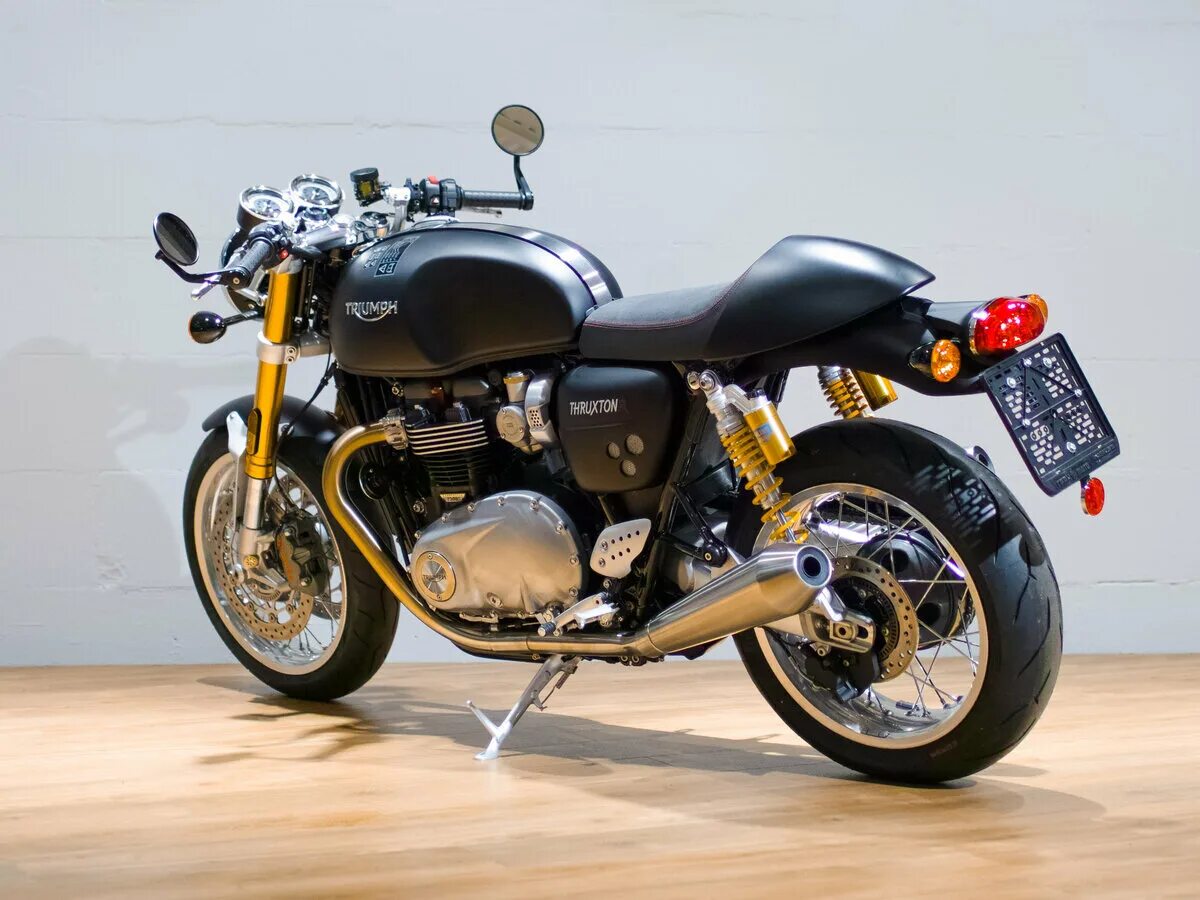 Байк чей автомобиль. Triumph Thruxton 1200 r. Мотоцикл Триумф Тракстон 1200. Мотоцикл Triumph Thruxton r. Thruxton 1200r.