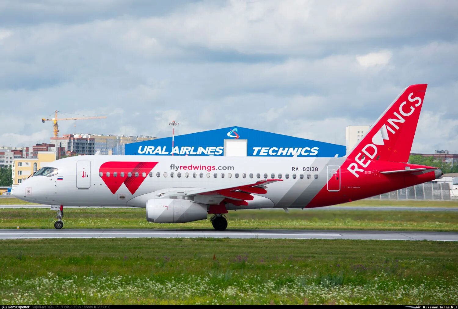 Red Wings самолет 777-200. Boeing 777-200 ред Вингс. Boeing 777-200 ред Вингс салон. Сухой Суперджет 100-95 ред Вингс. Red wings boeing 777