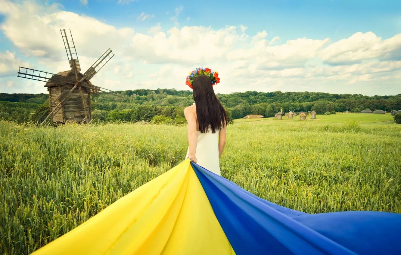 Украинское поле. Украинка в поле. Фотографии Украины. Красивые украинские картинки.