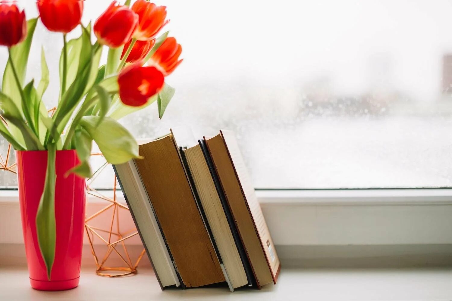 Книга с цветами. Книга цветы. Книги на фоне цветов. Книги о весне. Весенний книжный букет