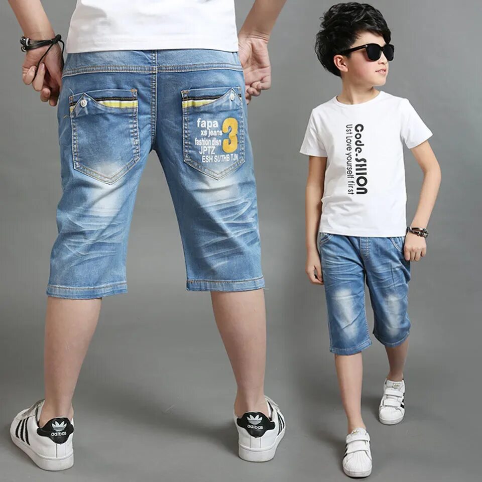 Джинсовые шорты для мальчика. Шорты для мальчика. Шорты удлиненные для мальчика. Мальчик в джинсовых шортах. Летние шорты для мальчиков.