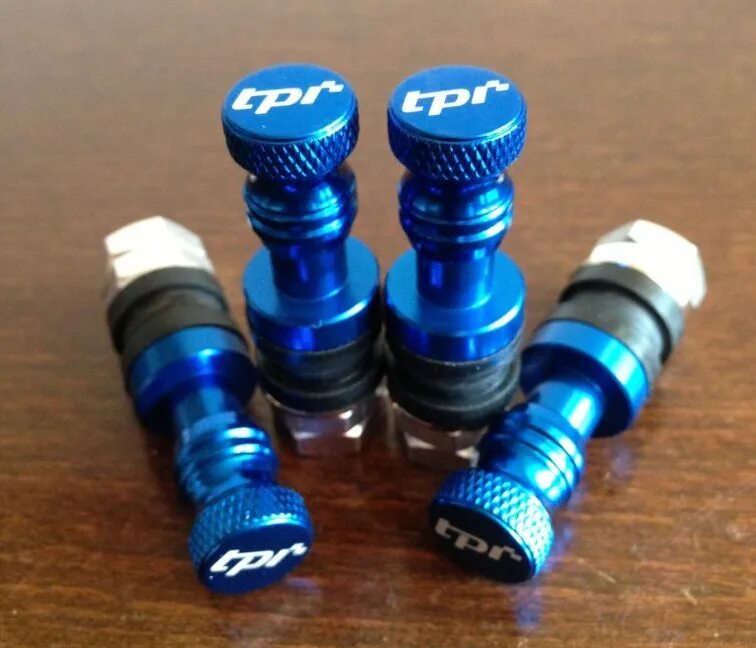 ниппель для бескамерных колёс e2b a/v-40mm. ниппель бескамерный schrader. ниппель бескамерный notubes universal schrader 35mm. Red valve. вентиль для бескамерных шин tr414 резиновый.