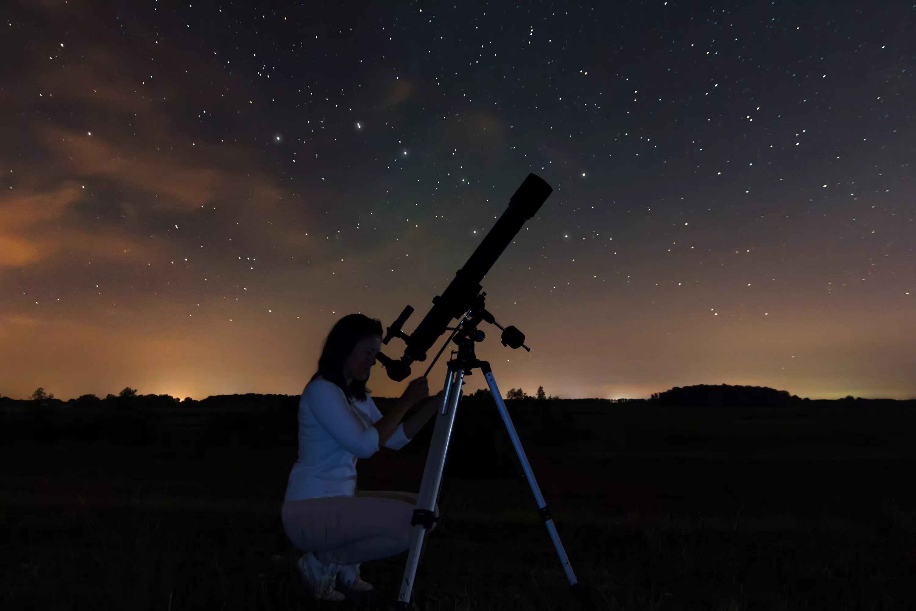 Какой прибор используется для исследования звездного неба. Galex телескоп снимки. Девушка с телескопом. Наблюдение за звездами. Телескоп наблюдение за звездами.