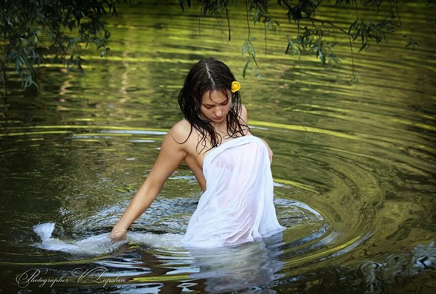 Девушки купаются в реке. Девушки купаются в озере. Девушка купается в пруду. Левушка купается в речке.
