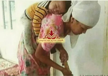 Шұлық пен шағын юбкадағы жіңішке жамбас