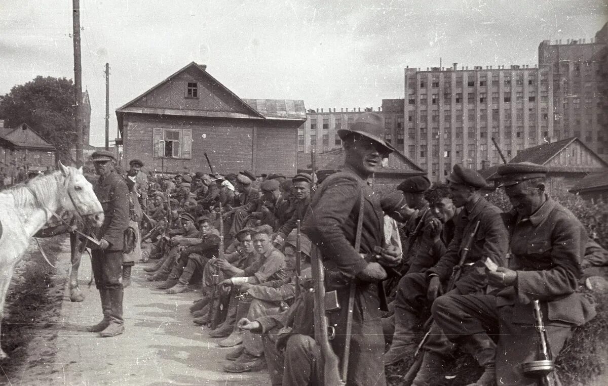 Захват минска. Минск 3 июля 1944 года Партизаны. Минск 1941- 1944 оккупация. Немцы Минск 1944. Дом правительства в Минске 1944.