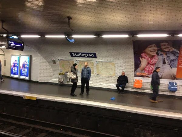 Сталинградская станция метро в париже. Станция сталинград в париже. Сталинградская станция метро в париже. Метро сталинград в париже. Площадь и станция метро сталинград.