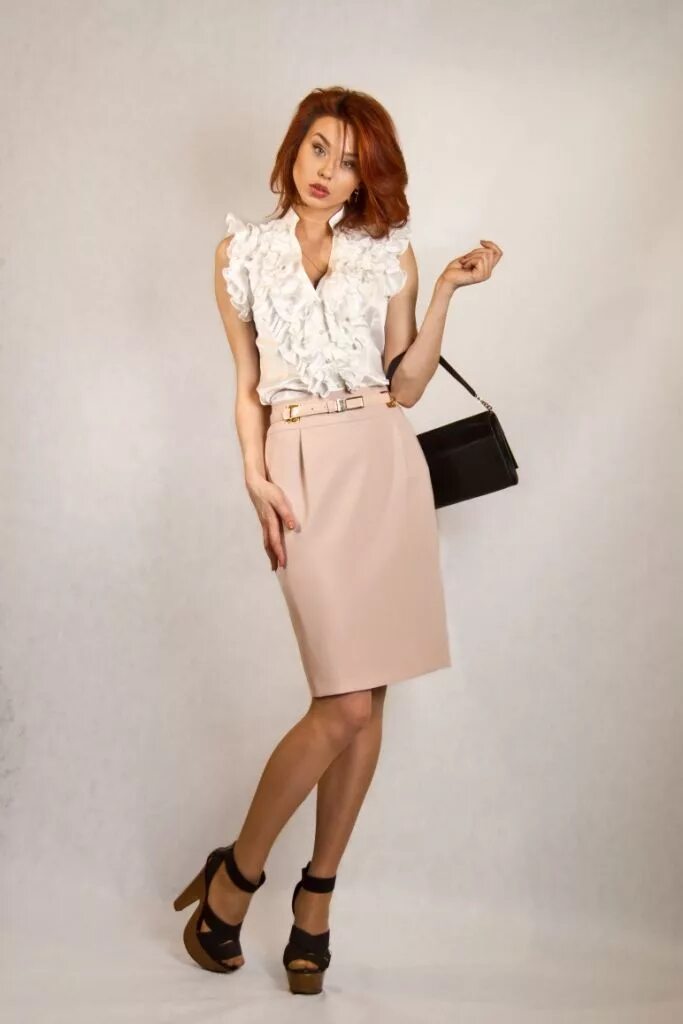 Синяя юбка и голубая блузка. Блузка с юбкой карандаш. Черная блузка с юбкой. Блузка с юбкой карандаш. Красная юбка и черная блузка.